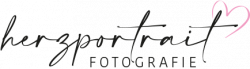 Logo von herzportrait - Hochzeitsfotograf für Thüringen - Saalfeld, Rudolstadt, Bad Lobenstein, Jena, Erfurt