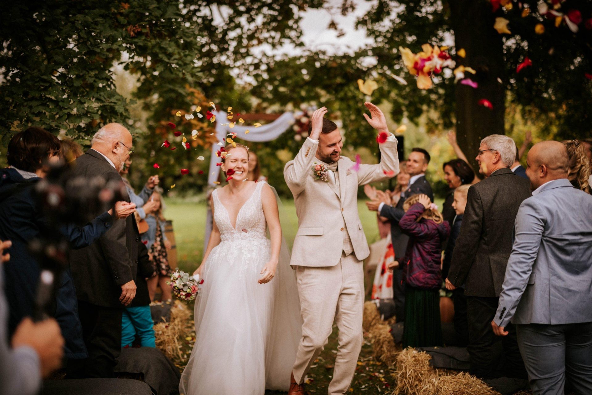 hochzeitsfotograf thüringen - Brautpaar wird beim Auszug mit Blüten bewurfen